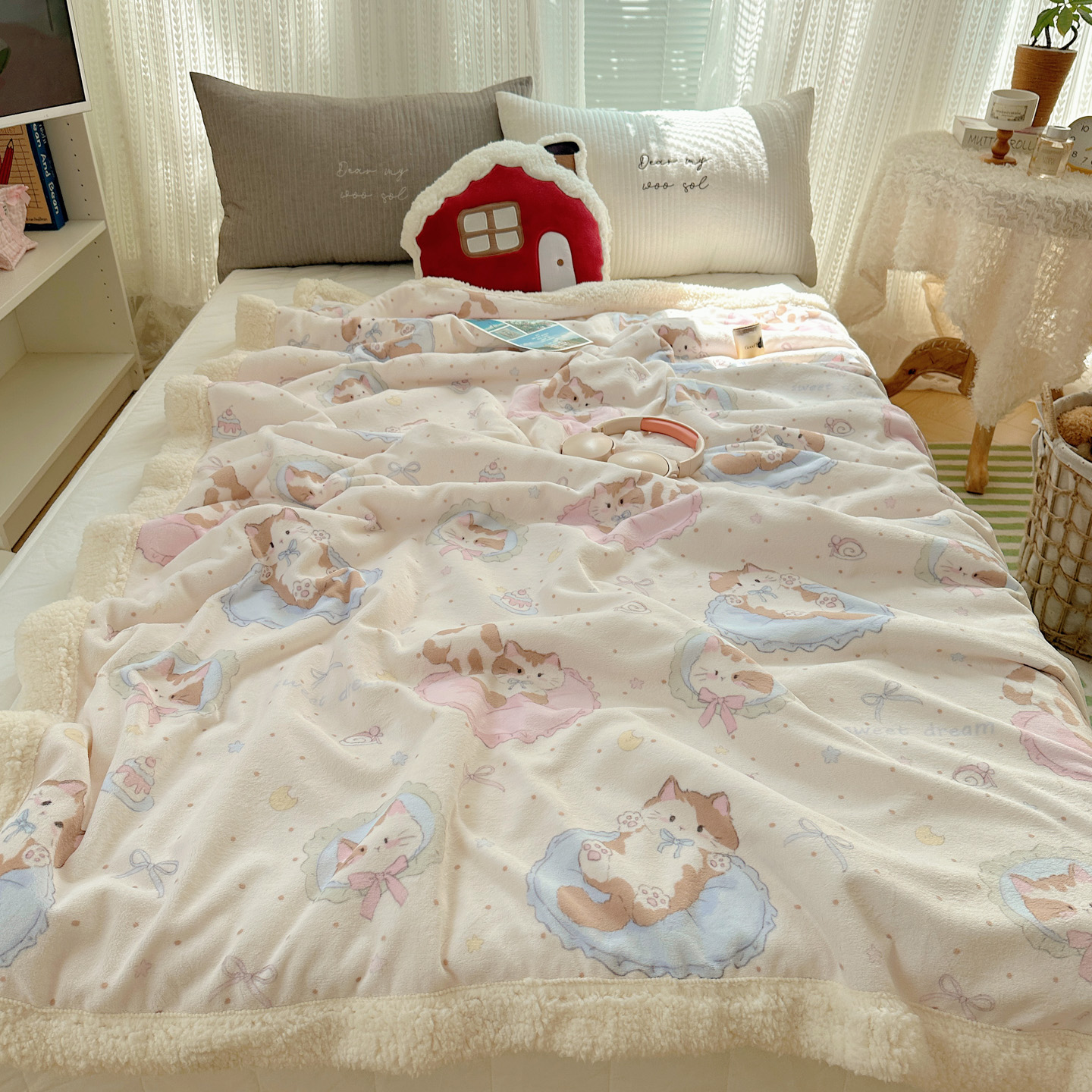 Extra Warm: Playful Kitten Sherpa Throw Blanket